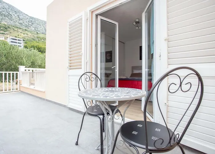 Apartments Iva Brstilo
