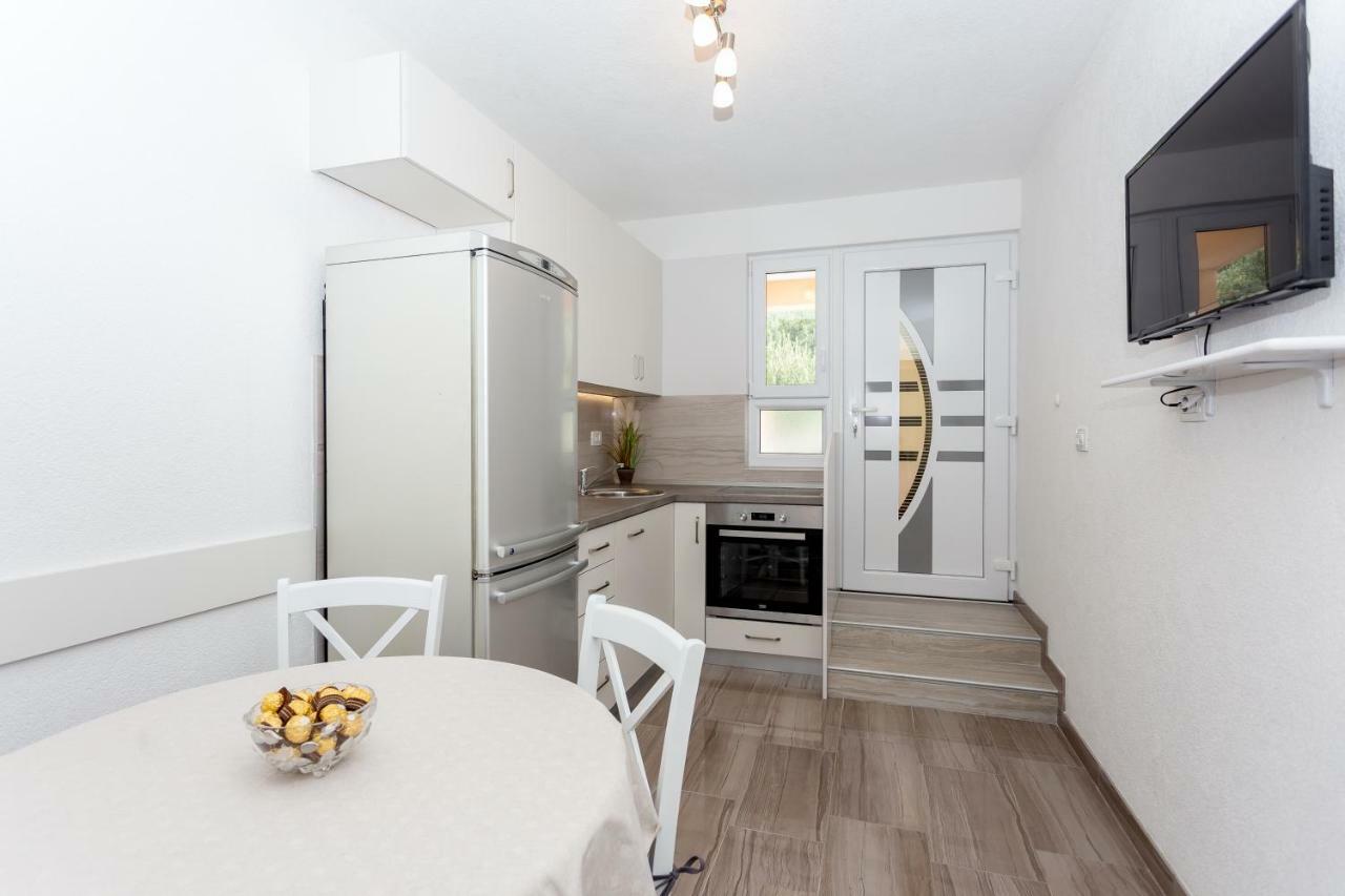 Iva Brstilo Apartment Omis